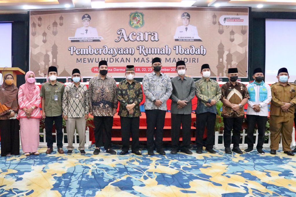 Wali Kota Medan Bobby Nasution saat membuka kegiatan Pemberdayaan Rumah Ibadah untuk Mewujudkan Masjid Mandiri di Hotel Inna Dharma Deli, Kamis (18/11). beritasore/Ist