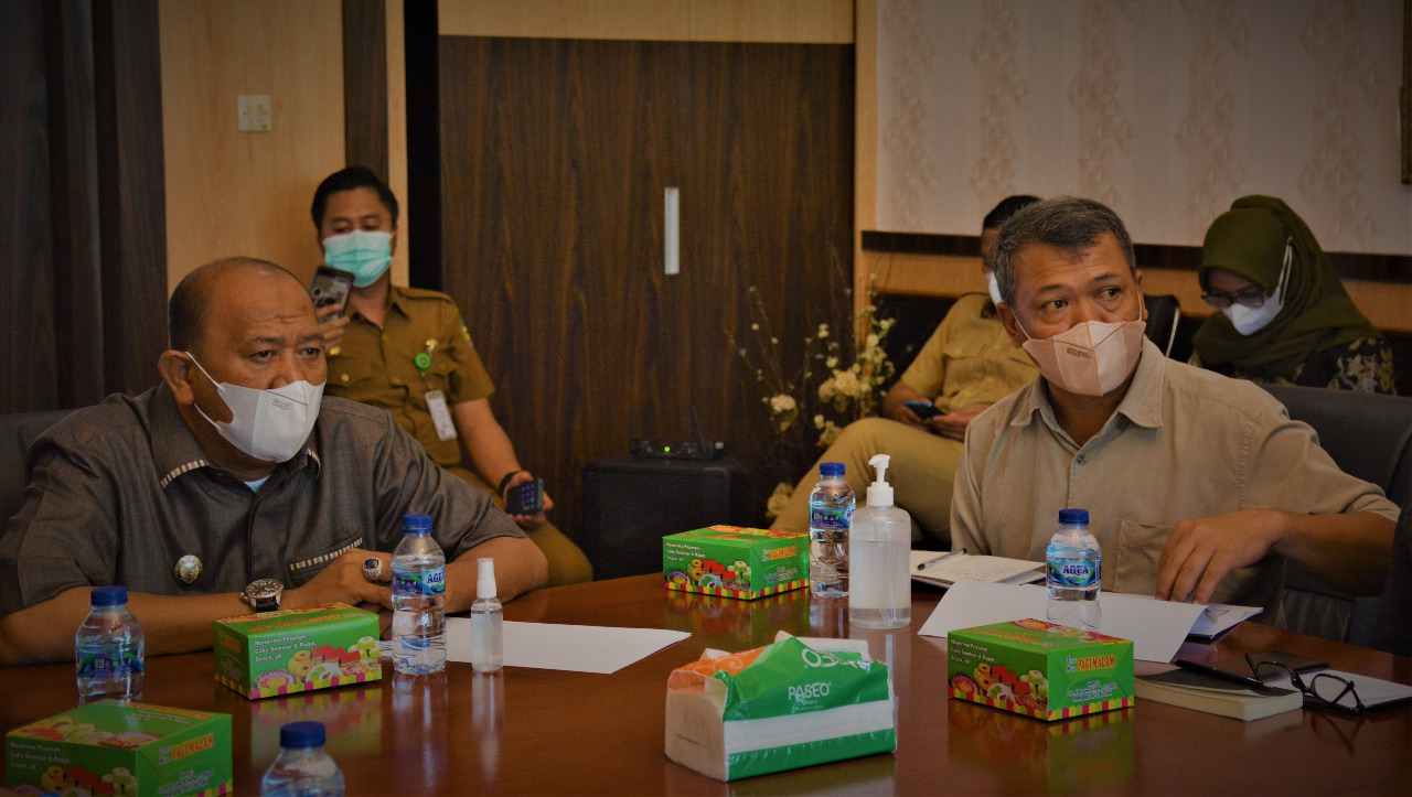 Wabup Langkat H Syah Afandin (kiri)  hadir dalam Rapat Koordinasi (Rakor)  Land Clearing (Pembersihan Lahan) HGU PTPN II Kebun Bekiun, di Kantor Bupati Langkat, Stabat, Senin (15/11/2021). beritasore/ist
