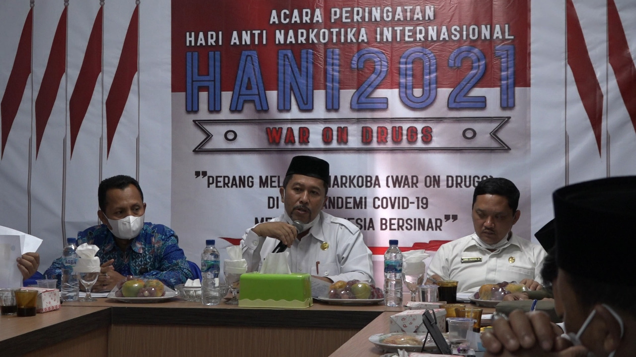 Wakil Bupati H.Said Sani sedang memberikan arahan di acara rapat tersebut dan di dampingi ketua BNN kabupaten Gayo Lues Fauzul Iman. Beritasore/Muhammad Iqbal