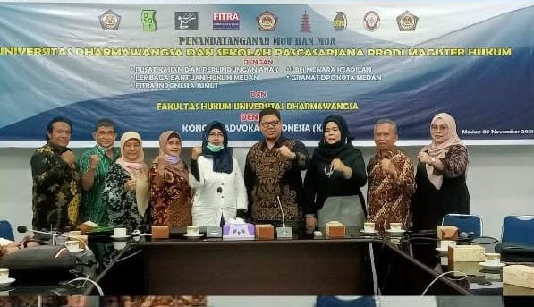 Rektor dan Direktur Sekolah Pascasarjana Universitas Dharmawangsa foto bersama perwakilan kelima lembaga usai penandatanganan MoU dan MoA. beritasore/ist