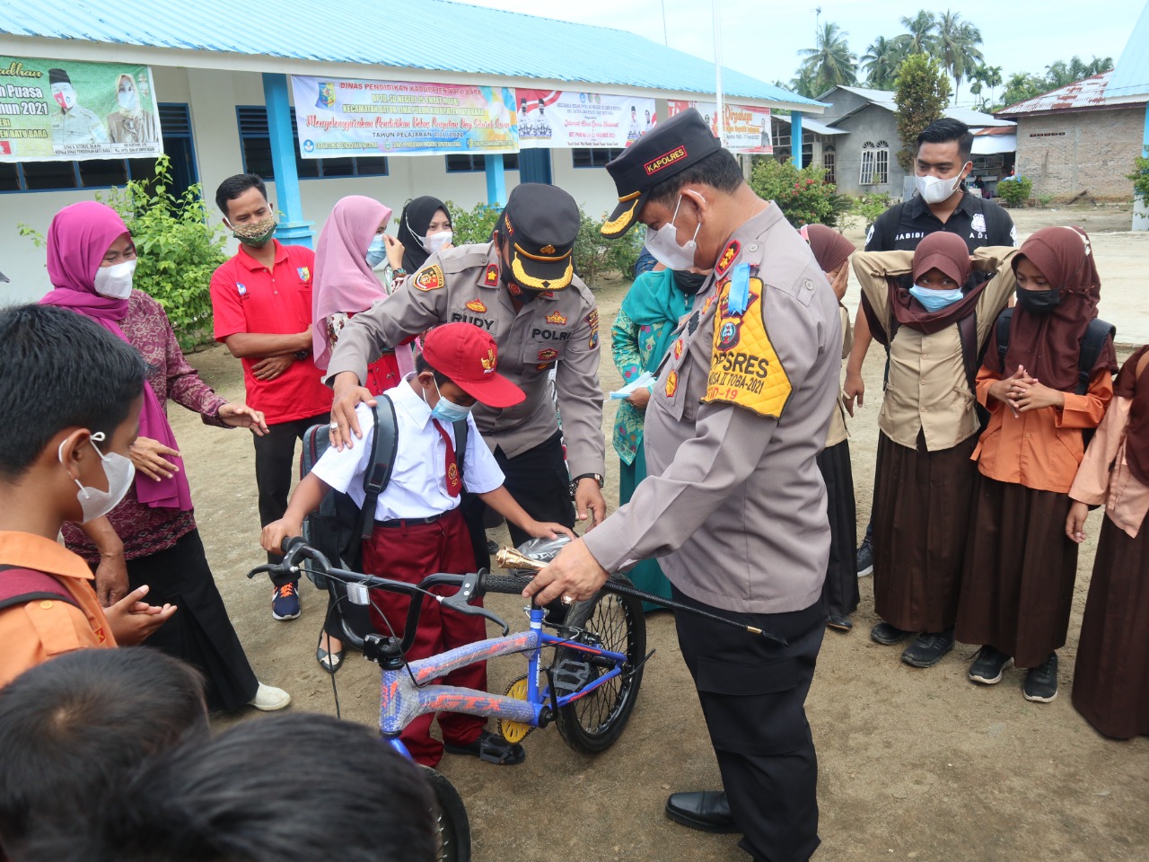 Kapolres Ke-6 Batubara AKBP H.Ikhwan Lubis SH,MH bertemu Pemulung hingga membelikan sepeda dan mendaftarkan anak pemulung sekolah, Jum'at (19/11/2021).beritasore/Alirsyah