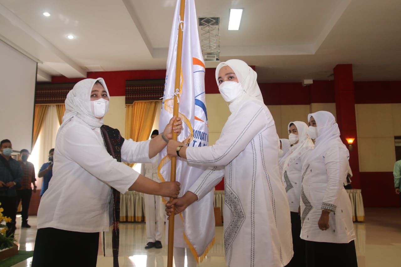 Ketua Gerakan Pemasyarakatan Minat Baca (GPMB) Prov. Sumut, Ny. Nawal Lubis Edy Rahmayadi melantik Ny. Rosalina Dolly Pasaribu sebagai Ketua PD (GPMB) Kab. Tapanuli Selatan di Aula Sarasi, Lantai III, Kantor Bupati Tapsel,  Kamis (18/11). beritasore/Birong RT