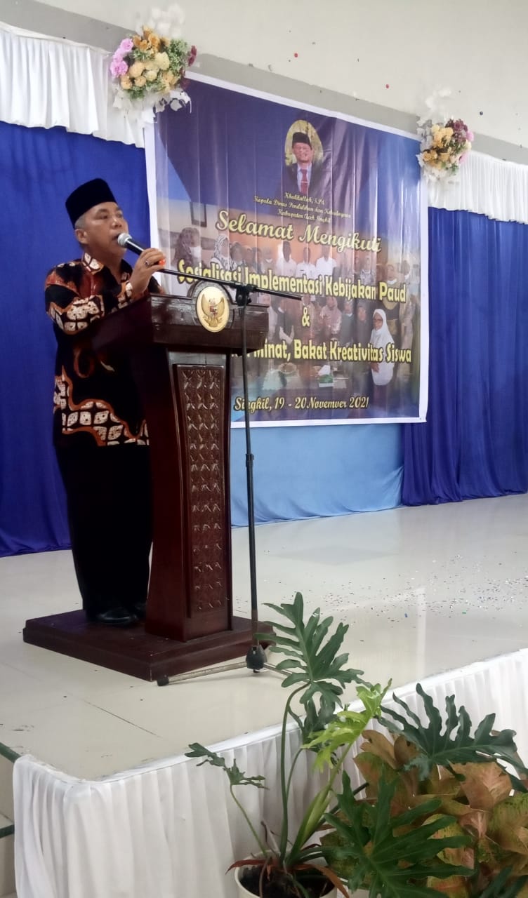Sekretaris Dinas Pendidikan dan Kebudayaan kabupaten Aceh Singkil, Drs.H.Roswin,S.Pd M.P.d saat menyampaikan sambutan pada acara pembukaan sosialisasi PAUD di gedung seni Budaya Singkil, Jumat 19/11. Beritasore/M.ZaelaniSidik