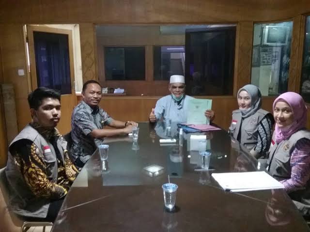 Petugas BPN Medan datang menyerahkan dua sertifikat baru selesai,’’ ucap H. Sofyan Harahap, warga Jl. Cahaya Kel. Durian, Medan Timur yang bekerja di media massa, Kamis (18/11). Beritasore/ist