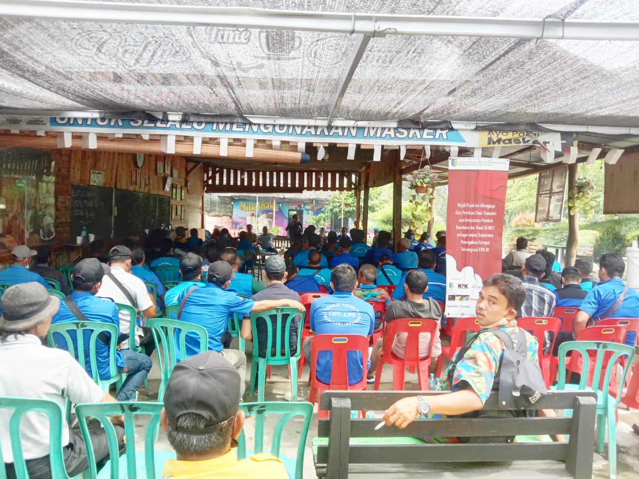 DPC F SPTI-K SPSI Batubara gelar Konsulidasi antar PUK se-Batubara di Caffe Pemuda Simpang Kuala Tanjung Kecamatan Sei Suka Kabupaten Batubara Sumatera Utara, Sabtu (20/11/2021).beritasore/Alirsyah