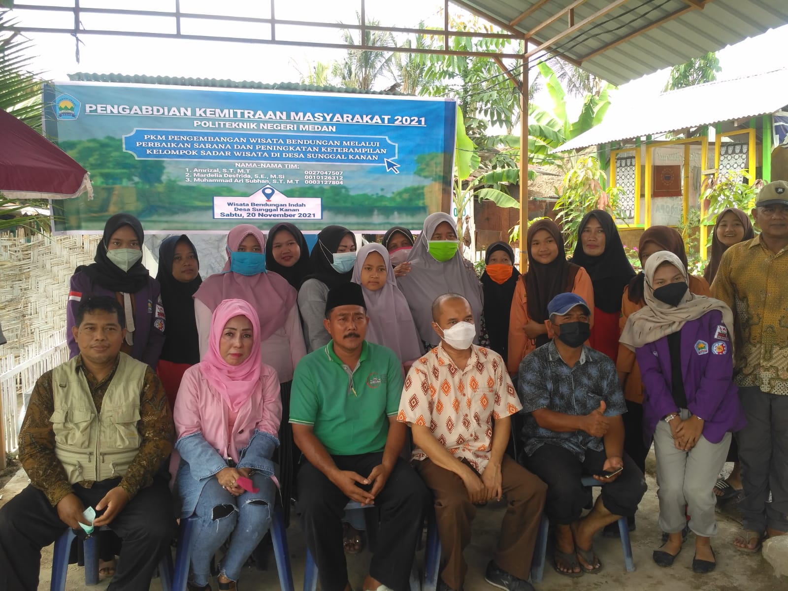 Politeknik Negeri Medan Foto bersama usai memberikan bantuan dan bimbingan serta pelatihan kepada warga di wisata  Bendungan Indah kreatif Desa Sunggal Kanan, Kec. Sunggal Kab. Deli Serdang, Sabtu (20/11). beritasore/ Muslim Lubis