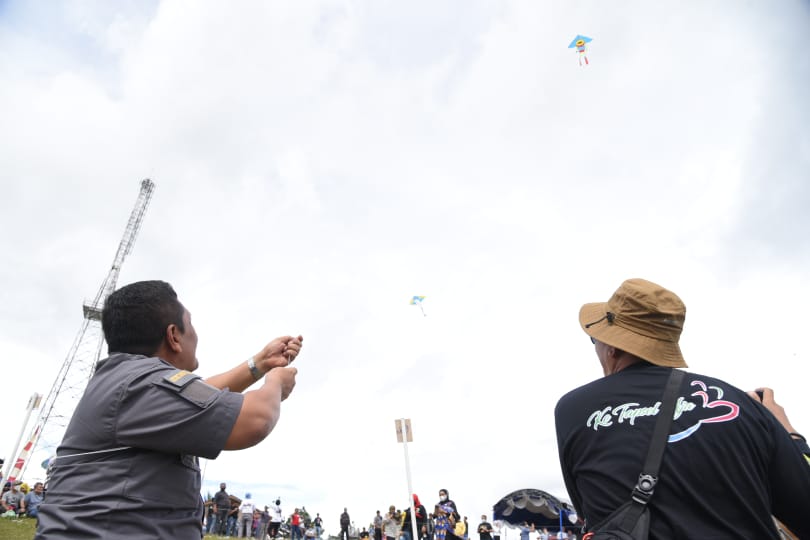 Sekretaris Daerah (Sekda), Drs Parulian Nasution, MM saat menerbangkan layang-layang ke udara di Tor Simago-mago, Kecamatan Sipirok, Kabupaten Tapsel, Sabtu (20/11). beritasore/Birong RT