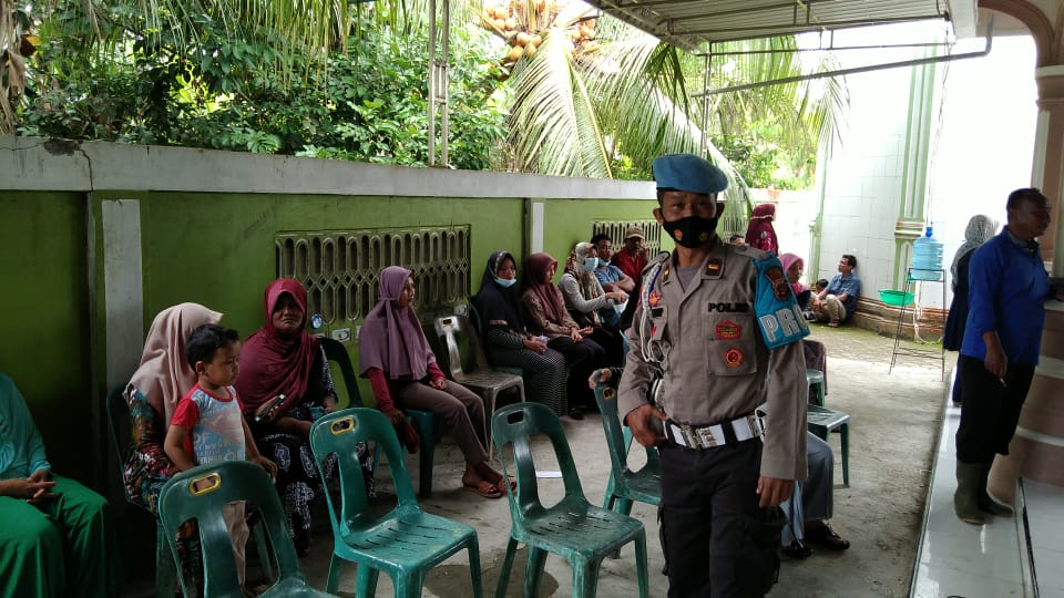 Kapolsek Seruway, Ipda Hufiza Fahmi melaksanakan monitoring Vaksinisasi COVID-19 di Kampung Binjai kecamatan Seruway Kabupaten Aceh Tamiang, di halaman Masjid Babul Jannah , Minggu (21/11).beritasore/ist