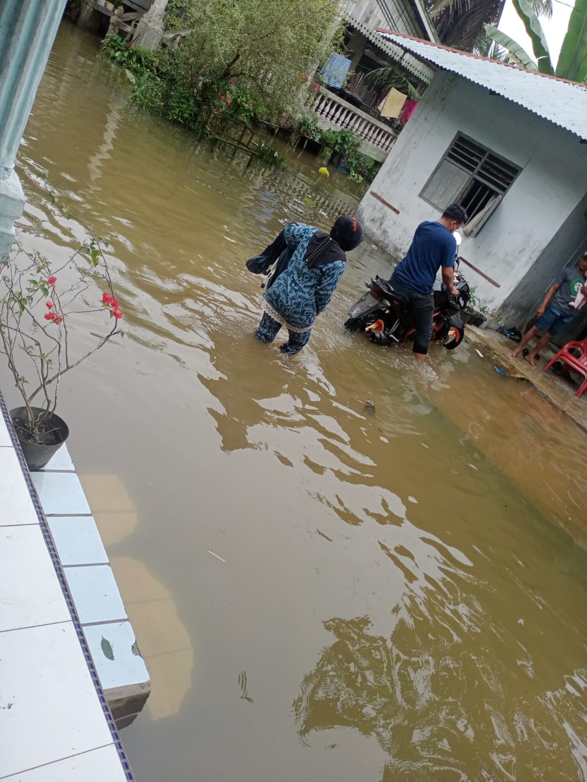 Air menggenangi salah satu rumah warga di Kec Babalan Kab Langkat, Senin (22/11). beritasore/ist