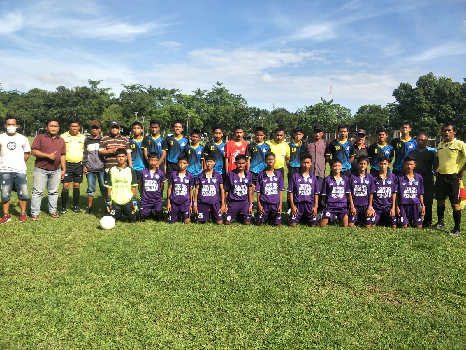 Tim Sinar Brandan dan Rekambas U-14 diabadikan bersama di Lapangan Petrolia Pertamina P.Brandan, Minggu(21/11). beritasore/Boy Aprizal