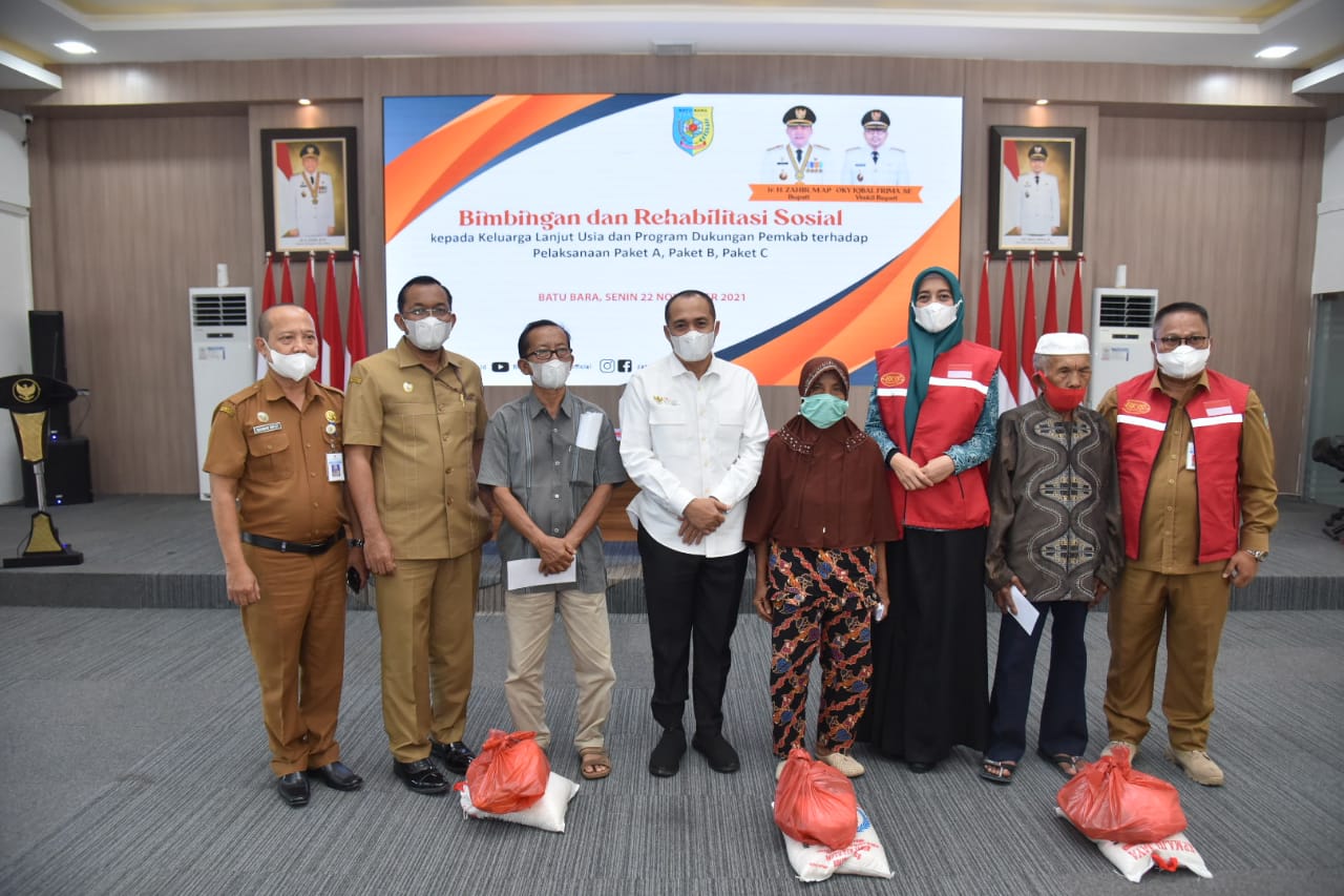 Bupati Batubara Ir.Zahir M.AP serahkan 120 Baksos kepada Lansia diaula Rumah Dinas Bupati Komplek Tanjung Gading Kec.Sei Suka Kab.Batubara Sumatera Utara, Senin (22/11/2021). beritasore/Alirsyah