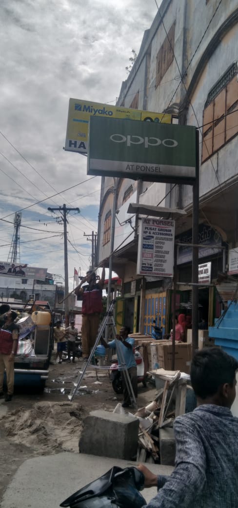 BPPRD Batubara Bongkar Papan Reklame tidak bayar pajak, Senin (22/112021).beritasore/Ist