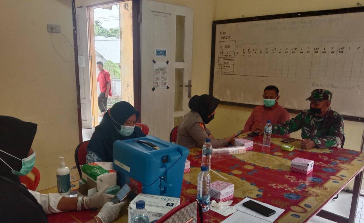 Babinsa Koramil 03/Seruway Kodim 0117/Aceh Tamiang, Sertu Yahya yang juga Babinsa Kampong Desa Gedung Biara bersama perangkat Kampung (desa) bahas percepatan vaksin.Senin (22/11). Beritasore/ist