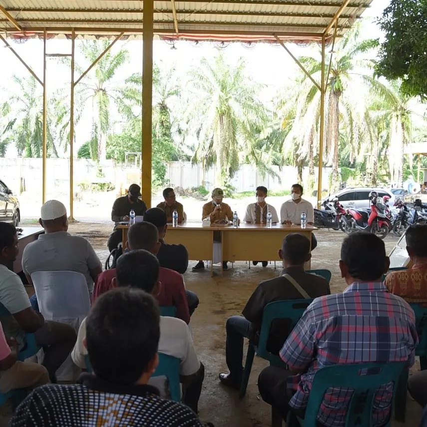 Bupati Aceh Tamiang H. Mursil, SH. M.Kn saat bertemu dengan 10 kelompok Usaha Bersama (KUB) Perikanan Kabupaten Aceh Tamiang mendapatkan bantuan alat penangkapan ikan dari Direktorat Kapal Perikanan & Alat Penangkapan Ikan, Ditjen Perikanan Tangkap, Kementerian Kelautan dan Perikanan (KKP). beritasore/Ist