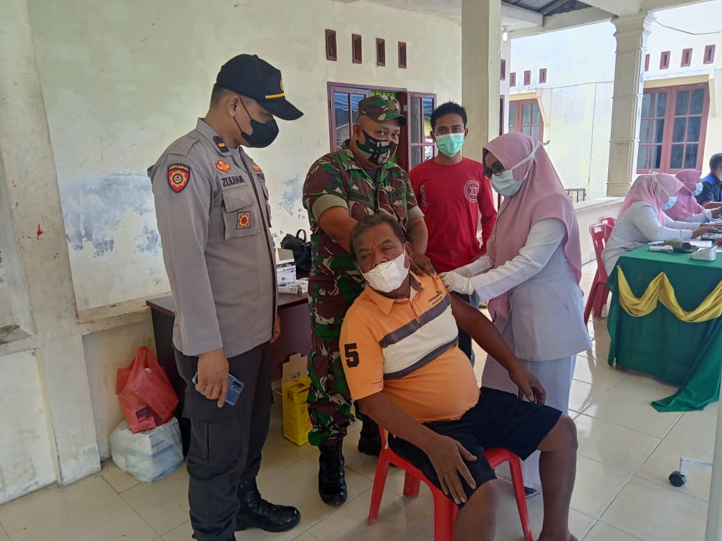 Sejumlah warga Kampung Suka Damai Kecamatan Bendahara, Aceh Tamiang divaksin COVID-19.beritasore/ist
