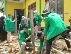 Mahasiswa KKN Bangun Pagar Balai Desa Aek Bargot