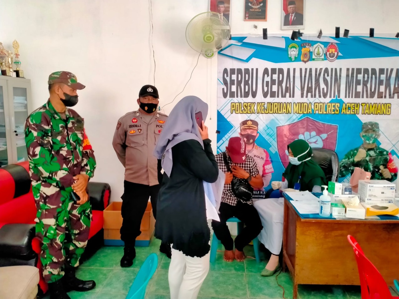 Ratusan santri Pasantren Al Hidayah Kampung Sidodadi, Kecamatan Kejuruan Muda, Aceh Tamiang melakukan vaksinasi Covid-19. Beritasore/ist