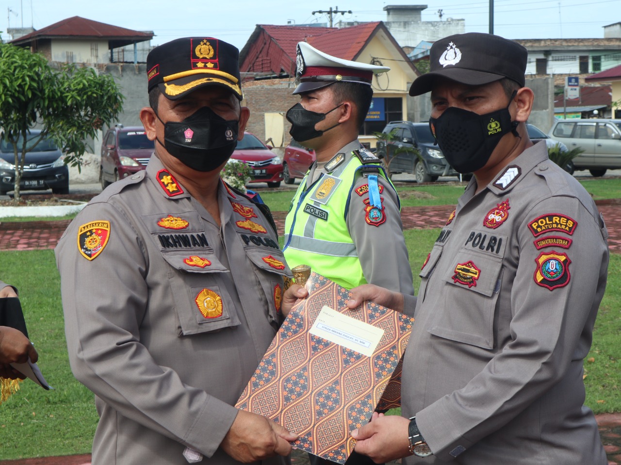Kapolres Batubara AKBP H.Ikhwan Lubis SH,MH memberikan Reward kepada Personil Polres Batubara berprestasi, Selasa (23/11/2021).beritasore/Alirsyah