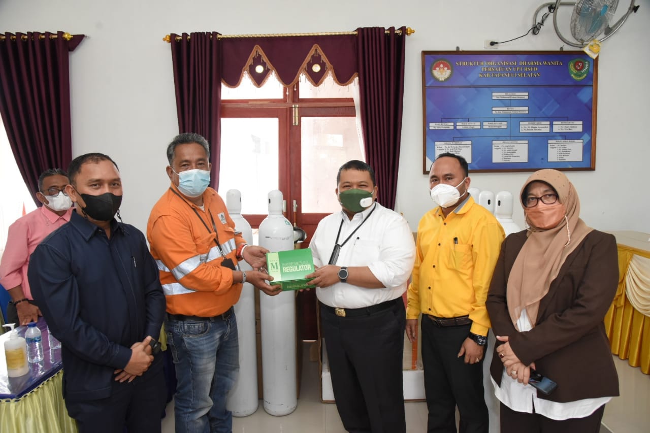 Bupati Kabupaten Tapanuli Selatan (Tapsel), Dolly Pasaribu, SPt, MM, saat menerima donasi alkes dari PT Agincourt Resource (AR), di Aula Rumah Sakit Umum Daerah (RSUD) Kabupaten Tapsel, Selasa (23/11). beritasore/Birong RT