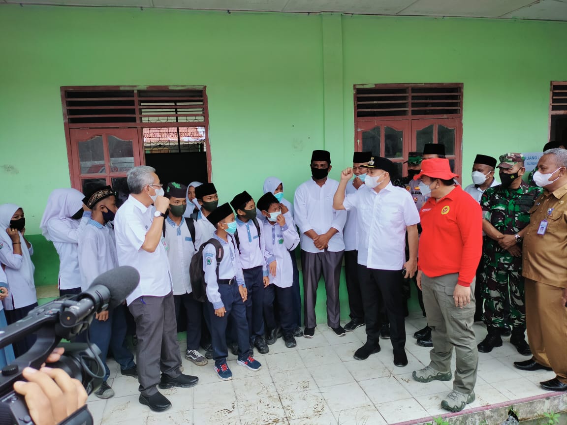 Bupati Batubara Ir.Zahir M.AP bersama Badan Intelijen Negara (BIN) Daerah Sumatera Utara Brigjen TNI Asep Jauhari PL, Kepala Dinas Kesehatan Kab.Batubara drg. Wahid Khusyairi tinjau vaksinasi di MTs Teladan Desa Ujung Kubu Kec.Nibung Hangus Kab.Batubara Sumatera Utara.beritasore/alirsyah