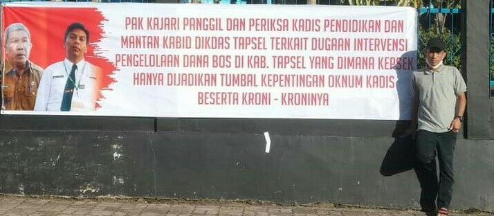 Pengunjuk rasa sedang membentangkan spanduk tuntutan saat menggelar unjuk rasa di depan Kantor Kejaksaan Negeri Tapanuli Selatan di Sipirok, Selasa (23/11). beritasore/Birong RT