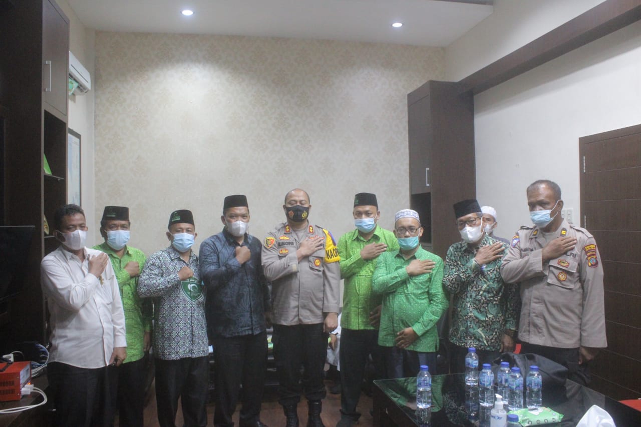 Kapolres Serdang Bedagai,  AKBP  Dr Ali Machfud di dampingi Ketua PD Alwasliyah dan Pengurus, Foto bersama usai silaturahmi di Mapolrea Serdang Bedagai, Selasa (23/11/2021).beritasore/Azwen