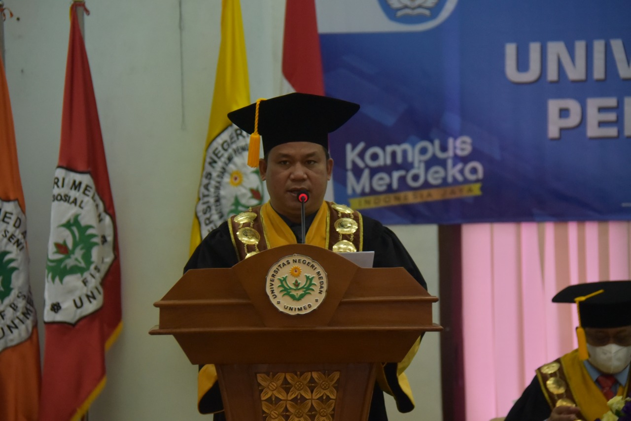 Rektor Unimed Dr Syamsul Gultom MKes ketika menyampaikan sambutannya pada wisuda 1.381 lulusan  secara daring, Rabu (24/11/2021) dari ruang Sidang A Biro Rektor Jalan Willem Iskandar Medan Estate. beritaore/Ist
