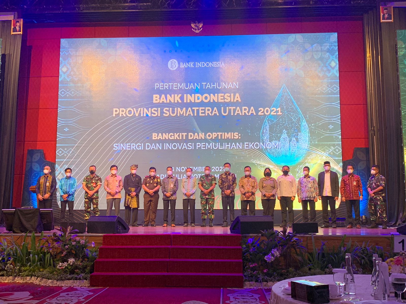 Kepala Perwakilan BI Sumut Soekowardojo bersama Gubsu diwakili Asisten Ekonomi dan Pembangunan Arief Sudarto Trinugroho, Kepala OJK Regional 5 Sumbagut Yusup Ansori dan BPS Sumut Syech Suhaimi pada PTBI 2021 di Hotel Adimulia Medan Rabu (24/11). beritasore/laswie wakid