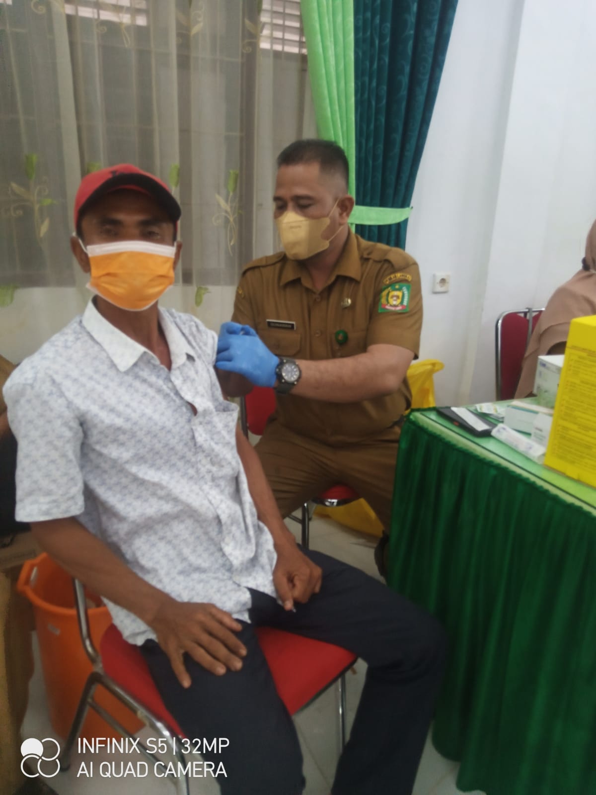 Seorang warga Babalan melakukan vaksinasi di Aula Kantor Camat Babalan, Senin (22/11). beritasore/ist