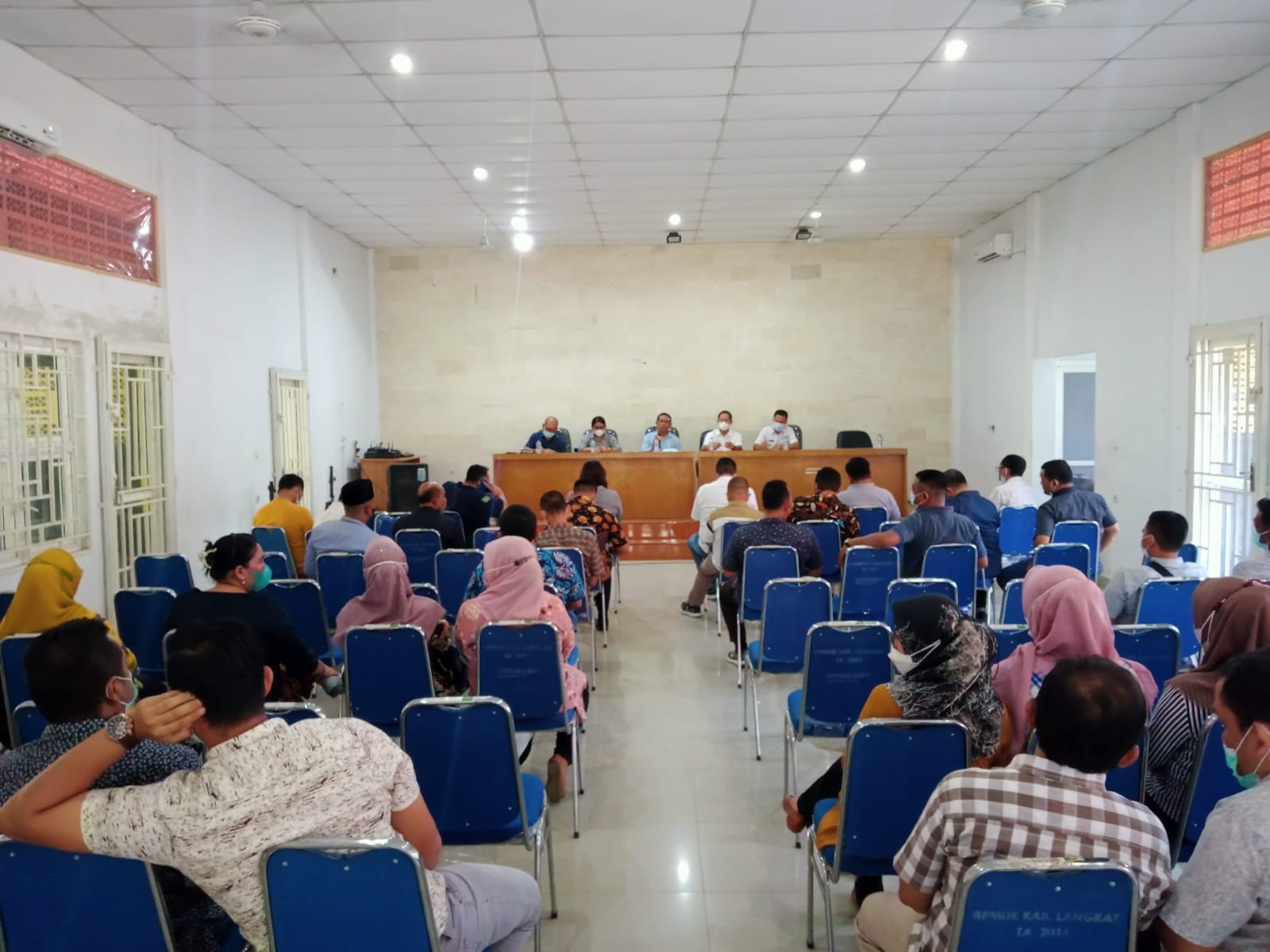 Rapat koordinasi lintas sektoral di jajaran Pemkab Langkat di Aula Kantor Dinas PMD Langkat, Stabat,  Jumat (19/11/2021). beritasore/ist