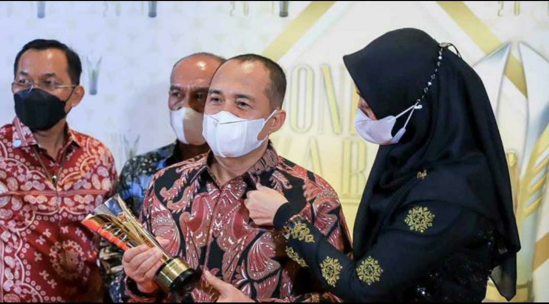 Bupati Batubara Ir.Zahir M.AP Terima Penghargaan Indonesia Awards 2021,  Rabu (24/11/2021).beritasore/Alirsyah