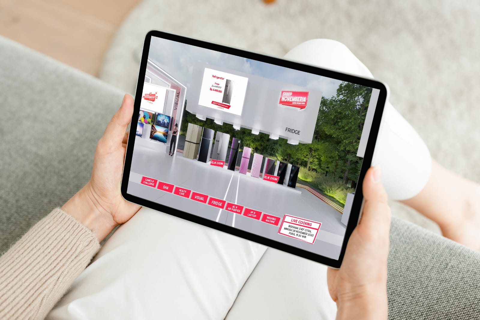 Seorang konsumen sedang menjelajah belanja virtual sharp Novemberia di Jakarta, Kamis (25/11/2021). beritasore/ist