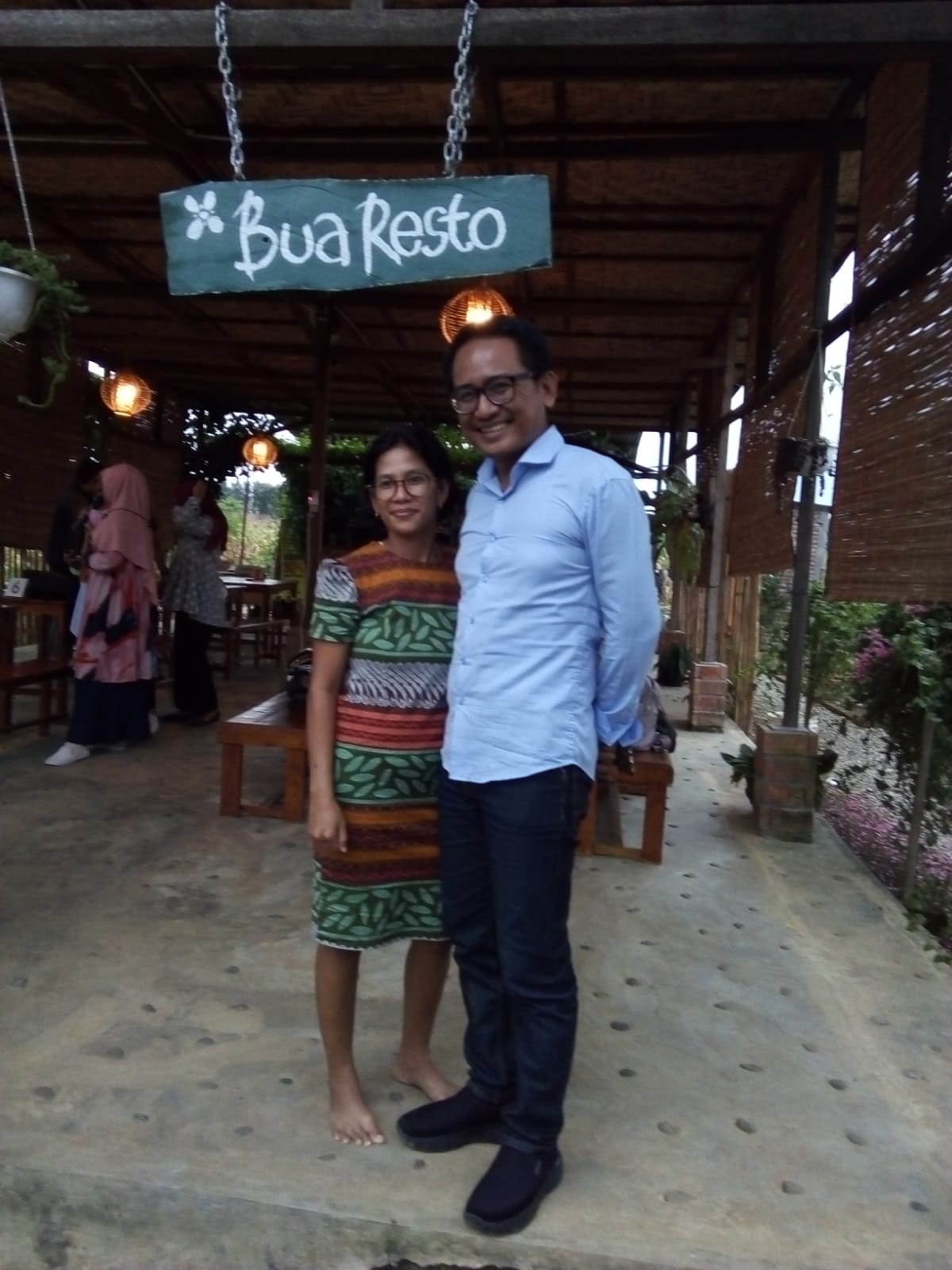 Pemilik "Bua Cafe & Resto", Ridho Pamungkas bersama isterinya Rahmaida Simbolon. Beritasore/ist