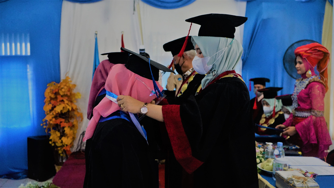 Wisuda Ahli Madya Kebidanan (AMD Keb) angkatan XVII (17)  Tahun Akademik 2020-2021, di Aula Akbid Pemda Langkat, Stabat, Rabu (24/11/2021). beritasore/ist