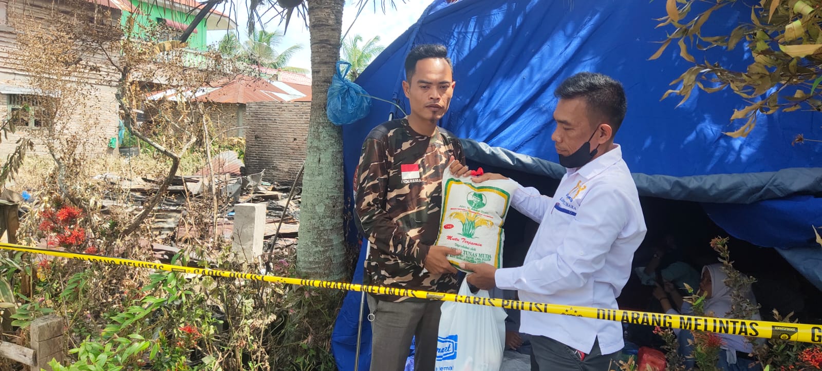 Kamaruddin Simangusong Tim Kadin Batubara menyerahkan bantuan sembako kepada korban kebakaran di Tanjung Tiram Kamis (25/11/2021).beritasore/alirsyah