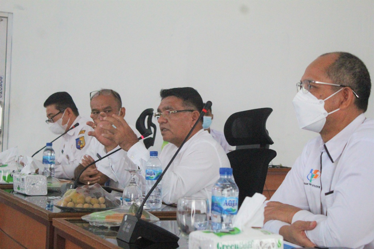 Bupati Batubara Ir.Zahir M.AP diwakili Sekdakab.Batubara H.Sakti Alam Siregar SH, Plt Diskominfo Batubara Zulkarnain SE,M.Si laksanakan kegiatan Koordonasi dan Sinkronisasi pengumpulan- pengumpulan, pengolahan analisa dan Diseminasi Data Statistik Sektoral diaula Rumah Dinas Bupati Batubara Komplek Tanjung Gading Kecamatan Sei Suka Kabupaten Batubara, Jum'at (26/11/2021).beritasore/alirsyah