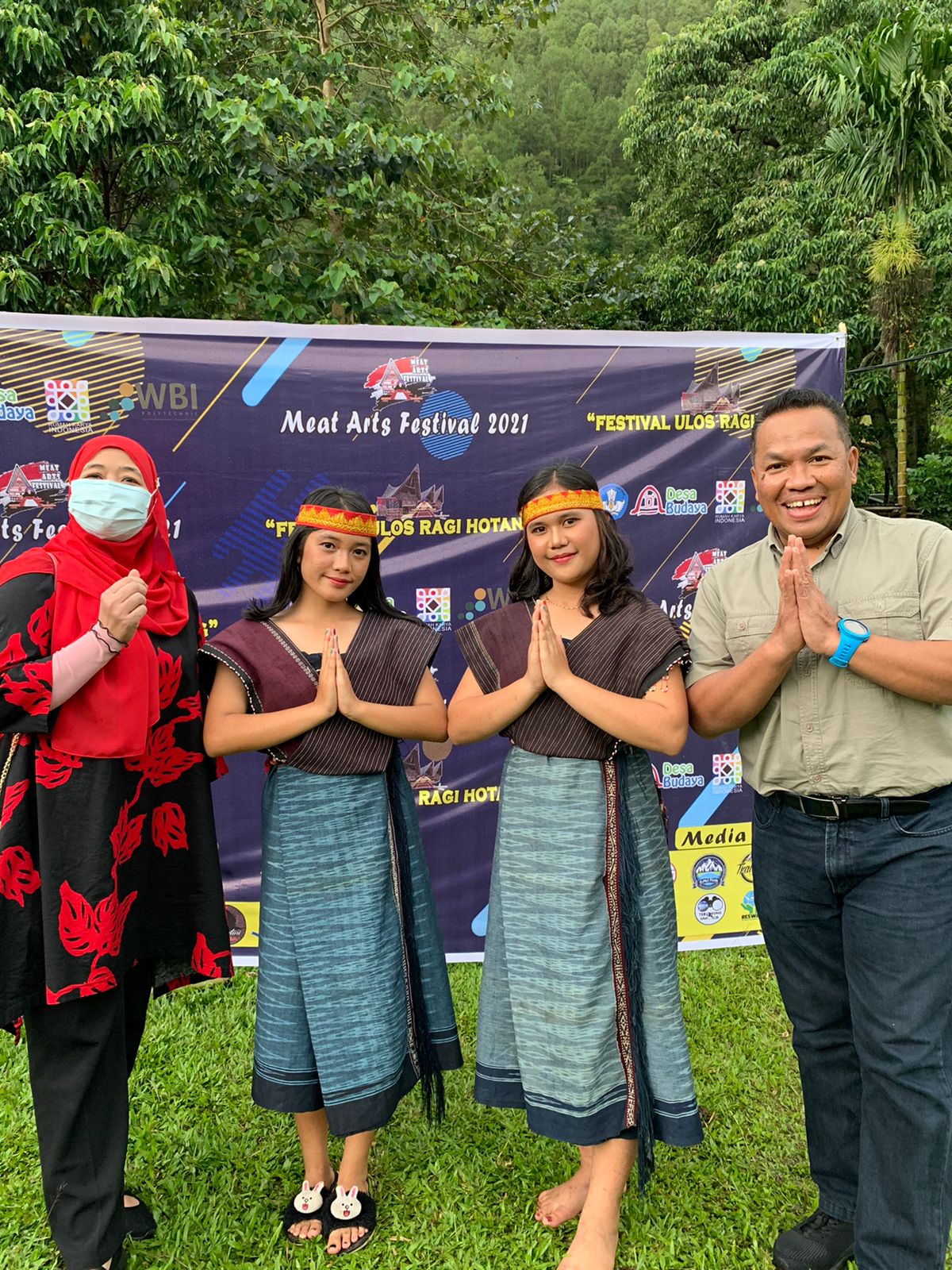 Konsul Pelancongan Malaysia Medan Hishamuddin Mustafa (kanan) bersama isteri (kiri) di Desa Meat, Kecamatan Tampahan, Kabupaten Toba Samosir, Balige Minggu Kemarin (21/11/2021). beritasore/ist