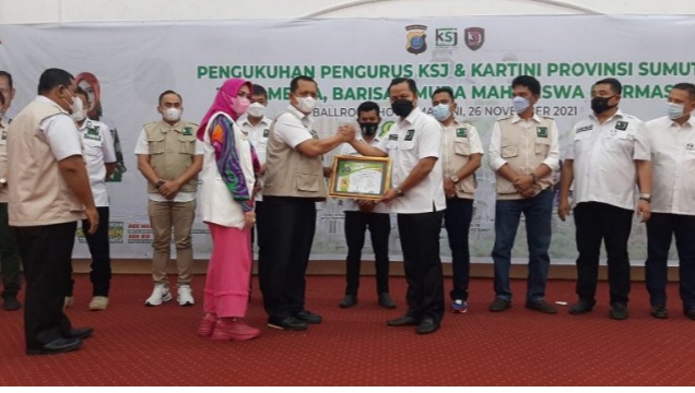 KSJ Kukuhkan Tim Media dan BARMAS di Ballroom Hotel Madani Medan,Jum'at (26/11/2021).beritasore/Alirsyah