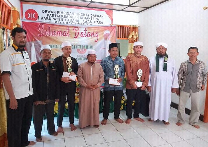 Ketua DPD PKS Paluta H Sunggul Lelo Siregar didampingi Sekretaris Abdul Gani Harahap dan Ketua Panitia Fahmi Azhari foto bersama usia Gelar Perlombaan Membaca Kitab Kuning dengan para juara. beritasore/Ikhwan Siregar