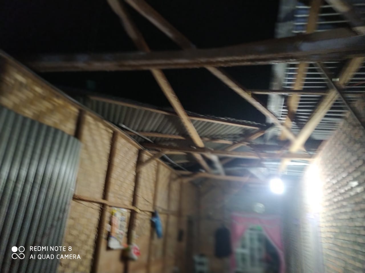 Tampak sebuah rumah atap sengnya diterjang  angin puting beliung disertai hujan lebat didesa Ujung Kubu Kec.Nibung Hangus Kab.Batubara Sumatera Utara Pukul 18.00 Wib, Minggu (28/11/2021) malam. beritasore/Ist