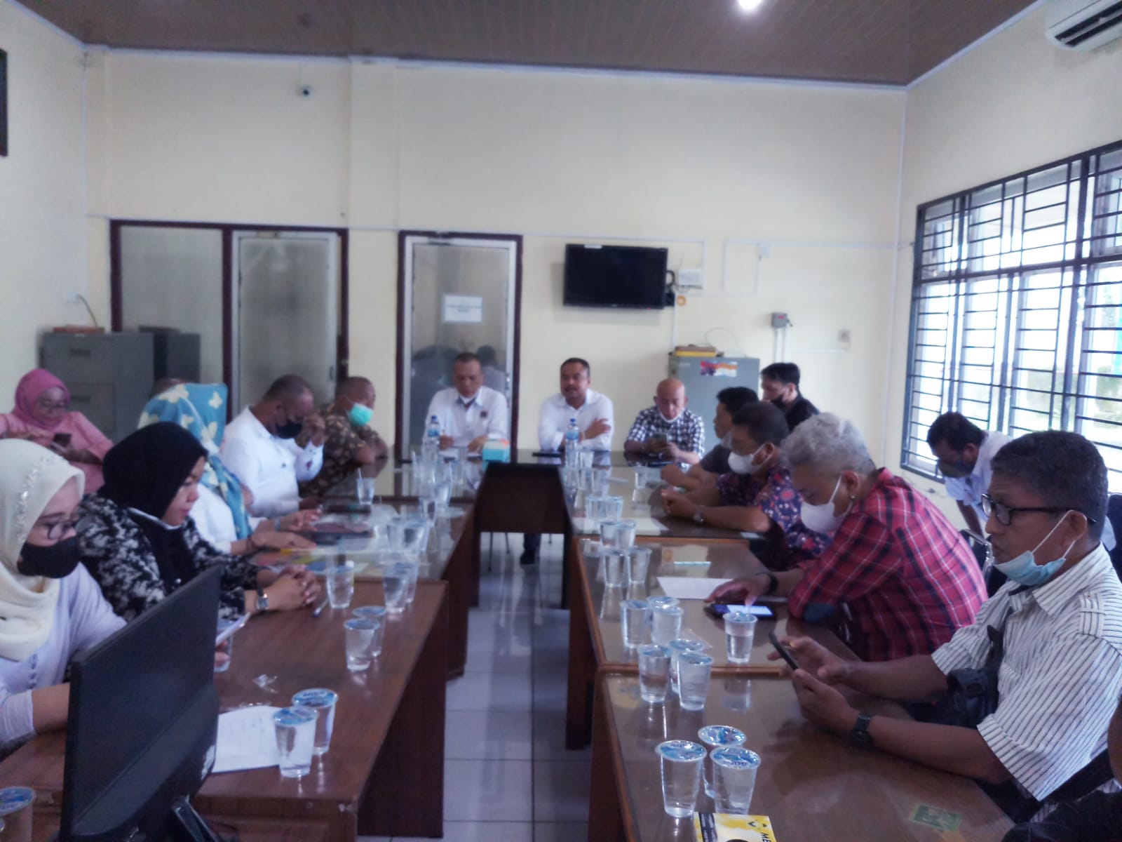 Ketua Persatuan Wartawan Indonesia Sumatera Utara (PWI Sumut) terpilih periode 2021-2026, H. Farianda Putra Sinik, SE bersilaturahmi dan sekaligus penandatangan pakta integritas bagi calon pengurus PWI Sumut periode 2021-2026 di kantor PWI Sumut Jalan Adinegoro, Medan, Senin (29/11/2021).