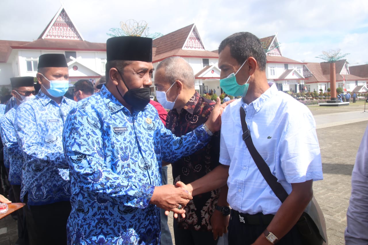 Sekda Tapsel, Drs. Parulian Nst menyerahkan cindera mata kepada 71 ASN yang telah mencapai batas usia pensiun usai upacara di Lapangan Parade Kantor Bupati Tapsel, jalan Lafran Pane Kec. Sipirok, Senin (29/11). beritasore/Birong RT