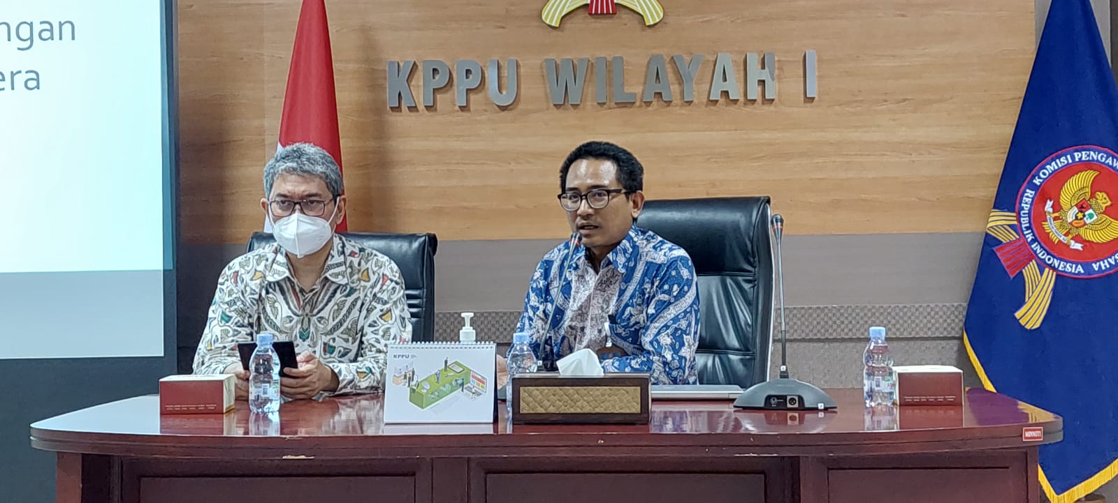 Taufik Ariyanto, Deputi Bidang Kajian dan Advokasi KPPU Taufik Ariyanto (kiri) bersama Kepala KPPU Kanwil I Ridho Pamungkas (kanan) berbicara pada acara Forum Jurnalis  Refleksi Tahun 2021 serta Indikator Persaingan Usaha di Sumut di kantor KPPU Jalan Gatot Subroto Medan Senin (29/11/21) petang. beritasore/laswie wakid