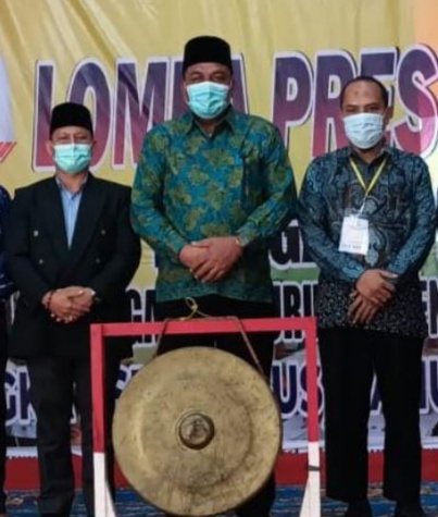 Bupati Aceh Singkil Dulmusrid diapit Kepala Dinas Pendidikan dan Kebudayaan serta Ketua panitia pelaksana seleksi. Beritasore/M.Zaelani Sidik