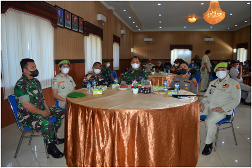 Dandim 0212 / Tapsel Letkol Inf Rooy Chandra Sihombing berbincang dengan Sejumlah Organisasi Binaan TNI. beritasore/M.Yusuf Siregar