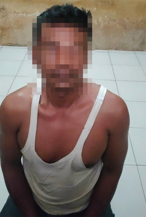 Tersangka ZN alias Izul di amankan di Mapolsek Pantai Cermin,  Sabtu (4/12/2021). Beritasore/Azwen
