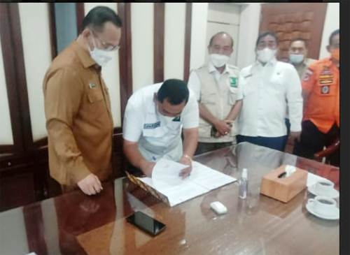 Gubsu diwakili Pj. Sekdasu Afifi Lubis dan Ketum KSJ Saharuddin tandatangani MoU Penanggulangan Bencana Alam dan peningkatan SDM Petugas tim Organisasi di Kantor Gubsu lantai 9 Jln Adinegoro Medan.beritasore/Alirsyah