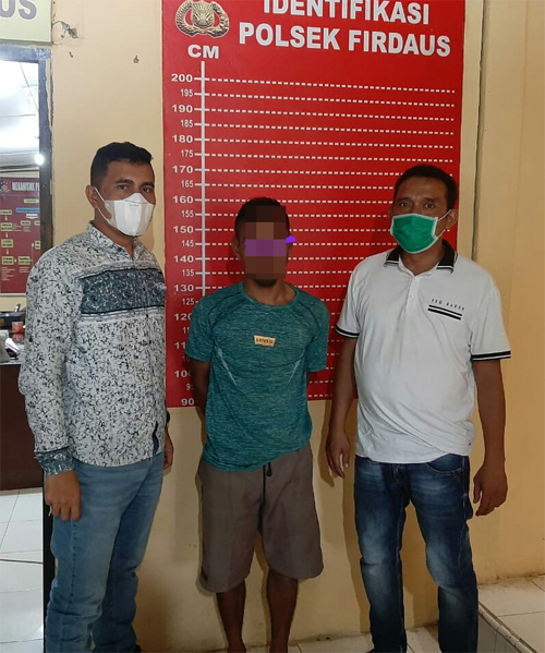 Pelaku curanmor H aluas Herman (Tengah)  diamankan di Mapolsek Pirdaus, Kamis (2/12/2021.(azwen)