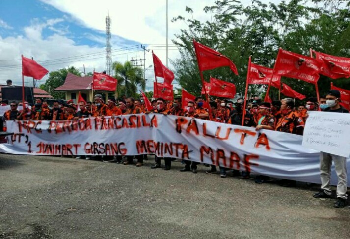 Massa Pemuda Pancasila Paluta Berbaris di Depan Kantor DPRD Paluta. Beritasore/ist