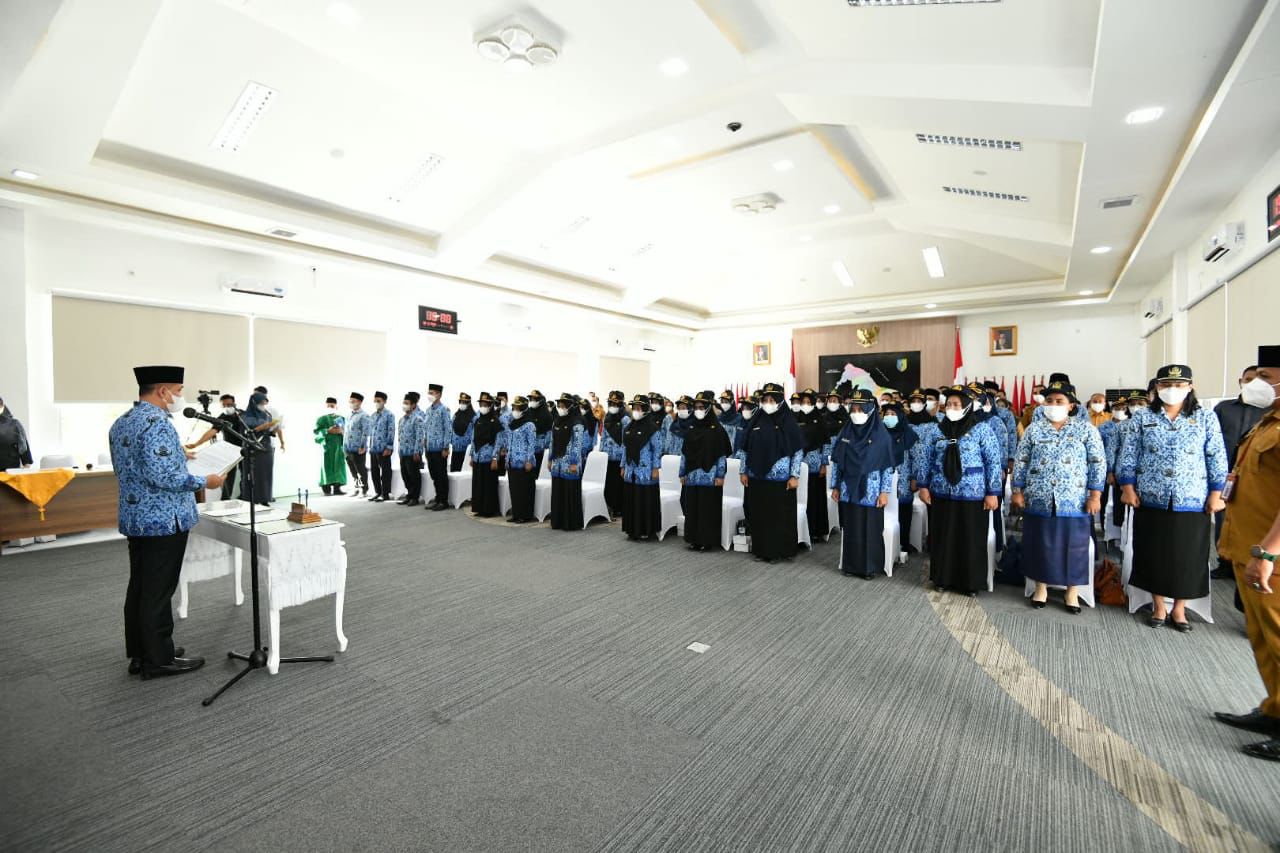 Bupati Batubara Ir.H.Zahir M.AP melantik 125 ANS dan 5 Pejabat Administrator diaula Rumah Dinas Bupati Komplek Tanjung Gading Kec.Sei Suka Sumatera Utara, Rabu (01/12/2021).beritasore/Alirsyah